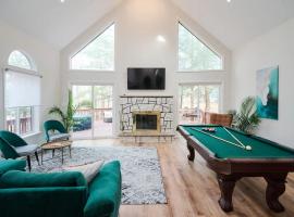 Luxury Family Escape HotTub Sauna Billiard Pool home, lyxhotell i East Stroudsburg