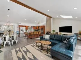 Open Concept-HotTub-Sauna-Billiard-Poker home