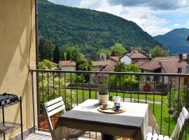 "Casa borghetto" sul Lago di Lugano con balcone e piscina, hotell i Brusimpiano