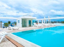 DUCASSI Suites ROOMS & BEACH - playa Bavaro - WiFi - Parking - ROOFTOP POOL & SPA , апартаменти у місті Пунта-Кана