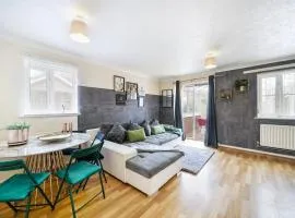 Butterside House - Spacious Retreat with Hot Tub