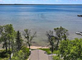 Life Is Good Lodge lakefront with sandy beach, hotel i Brainerd