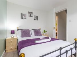 Newly refurbed, 5BR, Sleeps 12, hotel v destinaci Northampton