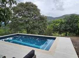 Casa con piscina rodeada de verde en Anapoima