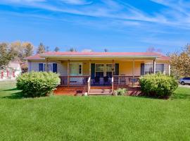 Whitehead에 위치한 호텔 3BR Riverfront Home with Large Yard, Fireplace