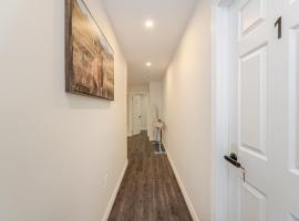 Private basement bedrooms in Oakville, hotel sa Oakville