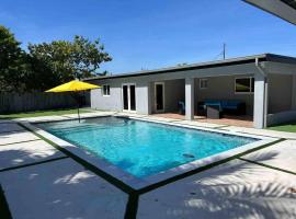 Renovated Grand Villa Paradise Amazing pool, BBQ & Ping Pong, hotel v destinaci Tamiami
