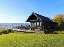 Charming Cabin close to Akureyri, casa de muntanya a Halllandsnes