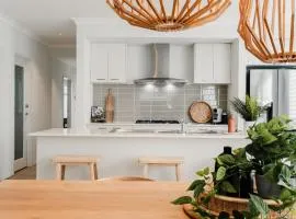 Hamptons Haven Luxe 4 bedroom, 2 bathroom, WIFI, Great for wedding stays Managed by Host On The Coast