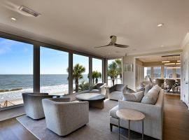 Dunecrest 6 by Wild Dunes, Luxury Oceanfront Home with Resort Amenity Access, hotel with jacuzzis in Isle of Palms