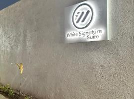 White Signature Suite, hotel near Norman Manley International Airport - KIN, Kingston