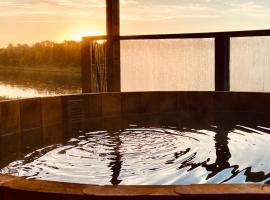 Cozy Cabin with Large Cedar Hot Tub، كابينة في Chelmsford