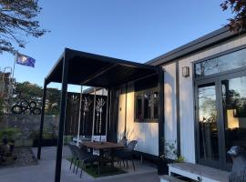 Tiny Home Luxury Farm Escape, holiday home in Egmont Village