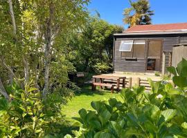 Beachside Gem - Cosy Chalet, holiday home in Parapara 
