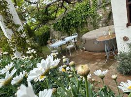 Villino Sole di Toscana con terrazza panoramica e giardino, hotell med parkeringsplass i Monterotondo