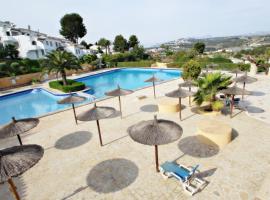 Palomita - cosy bungalow with stunning views in Moraira: Rada de Moraira'da bir havuzlu otel