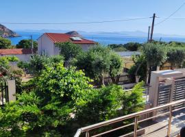 Serenity apartment-Ground floor-Sea view- beach 200m away: Porto Rafti şehrinde bir aile oteli