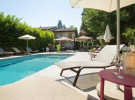 Logis Hotel Le Petit Casset, hotel v destinaci La Boisse