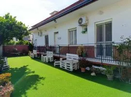 Casa con ampio giardino e patio