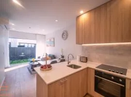 Modern Townhouse Close to City with Full Kitchen - Ellerslie