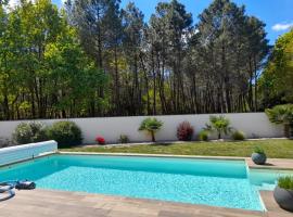 Chambre au calme océan lac foret avec piscine au sel et spa, Hotel in Hourtin