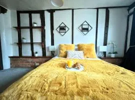 Duchess Apt 1 Serviced 3BR Apartment in Colchester Perfect for Contractors,Temporary Housing, Relocations,Free Wifi, Secure Parking