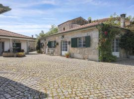 Charming granite cottage in beautiful surroundings, casa vacacional en Casal Diz