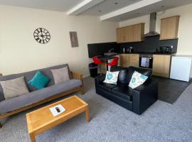 2 large bedroom apartment- WIFI & Parking, Ferienwohnung in Fleetwood