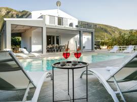 Luxury Villa La Perla - Castellammare del golfo with Pool, Garden and Parking, hotel di lusso a Castellammare del Golfo