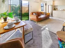 Gorgeous in Green - 2 bed Central Oasis w/king bed