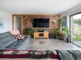 Modern 4 Bed Bungalow - Peaceful Rural Setting Pass the Keys