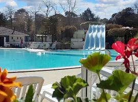 Bungalow de 3 chambres avec piscine partagee et jardin clos a Saint Brevin les Pins、サン・ブルヴァン・レ・パンのホテル