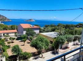 Serenity apartment-1st floor-Sea view- beach 200m away, familjehotell i Porto Rafti