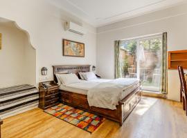 Cp Villa - Rooms with Patio, hotel near Ramakrishna Ashram Marg Metro Station, New Delhi