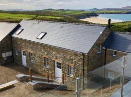 Awel y Môr - 3 Bedroom Cottage - Whitesands, hotel with jacuzzis in St. Davids