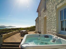 Upper Porthmawr - 5 Bedroom Cottage - Whitesands, hotel with jacuzzis in St. Davids