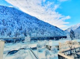 Lovely mountain apartment in the Alps: Pontebba'da bir otoparklı otel