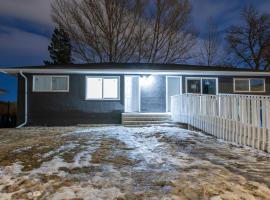 Centre Street 2bed Upper Suite - 4408