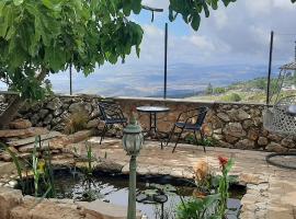 Self-Contained Garden apartment with Galilee sea & mountains view 2, departamento en Safed