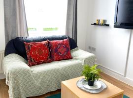 Crescent Apartment - Modern 1 Bedroom First Floor, hotel with parking in Goodmayes