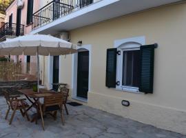 Christos Raches traditional apartment, хотел в Raches