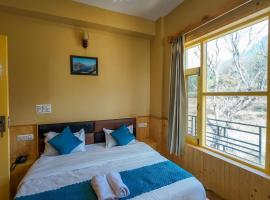 Goroomgo Ghar Bar Boutique Stay Himachal pradesh - Luxury Room & Mountain view، فندق في دارامسالا