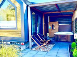 Tiny house with sauna & jacuzzi near Amsterdam, minicasa en Vijfhuizen