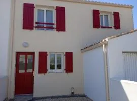La maison aux volets rouges