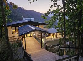 ๋์ฆ๋ค์ด์ ์์นํ ํธํ
Marten's Wilderness Retreat