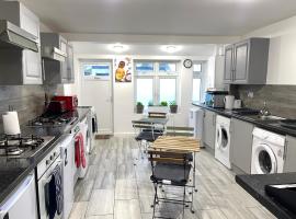 Penn Gardens Flat 1 - 2 - 3 & 4 Apartments, hotel in Havering