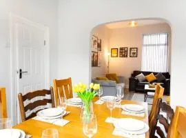 4 Bedrooms Spacious House With 2 Bathrooms Free Parking - sleeps up to 10 guests