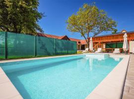 Stunning Home In Ivanska With Outdoor Swimming Pool, holiday home in Ivanska