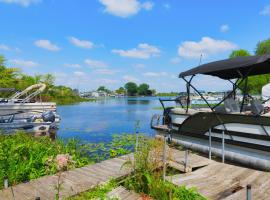 Channel Charmer - Located on Gun Lake - prime spot!, hotel with parking in Shelbyville