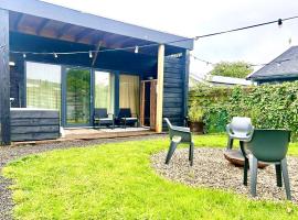 Family house with garden & bubble bath & sauna near Amsterdam – hotel w mieście Vijfhuizen